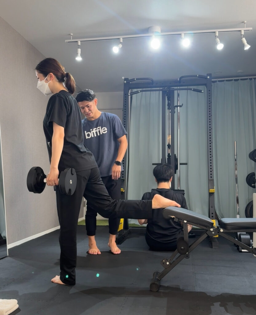 女性に指導している風景<br />
